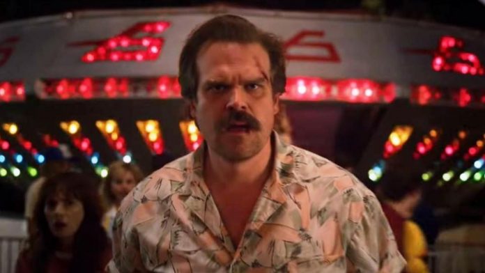 Stranger Things, David Harbour si fa scappare una grossa notizia sulla serie. E farà felicissimi i fan stranger things 5