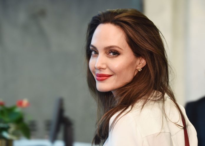 Angelina Jolie, l’attrice sbarca su Instagram. E lo fa per un nobile motivo Angelina Jolie