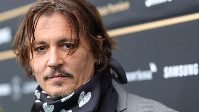 Johnny Depp, polemica per il premio assegnato all’attore: «Non è stato arrestato né condannato» johnny depp