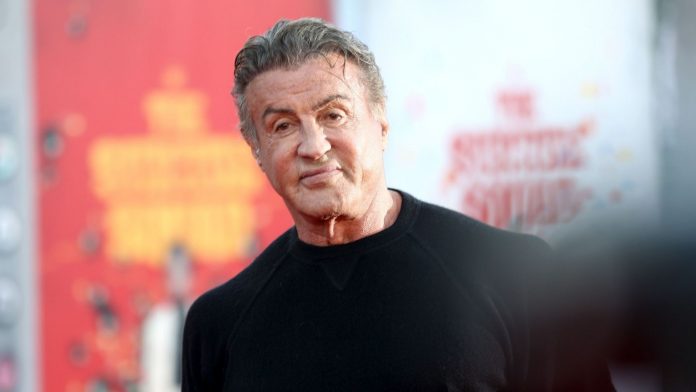 Sylvester Stallone, l’attore festeggia un fantastico traguardo: «Mi sento in cima al mondo» sylvester stallone