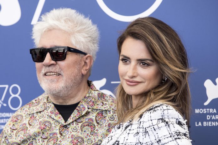 Venezia 78, Pedro Almodóvar racconta Madres paralelas: «Le mie madri imperfette e la vergogna dei desaparecidos spagnoli» Madres paralelas Pedro Almodóvar