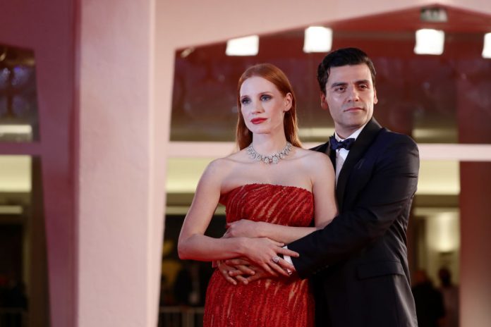 Jessica Chastain e Oscar Isaac infiammano il red carpet di Venezia Jessica Chastain Oscar Isaac