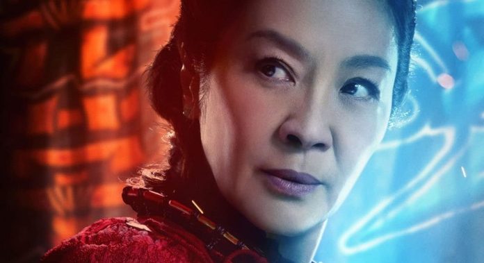 Shang-Chi, Michelle Yeoh: «Per Jackie Chan le donne dovevano stare in cucina. Poi l’ho preso a calci in c*lo» shang-chi
