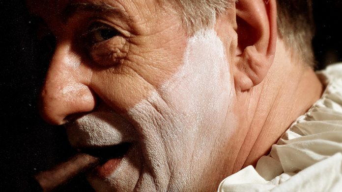 Venezia 78: Qui rido io di Mario Martone, la recensione Qui rido io