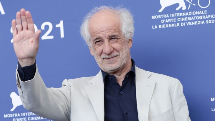 Venezia 78, Toni Servillo protagonista di Qui Rido Io: «Il mio Eduardo Scarpetta, un attore che celebra la vita» toni servillo qui rido io venezia 78
