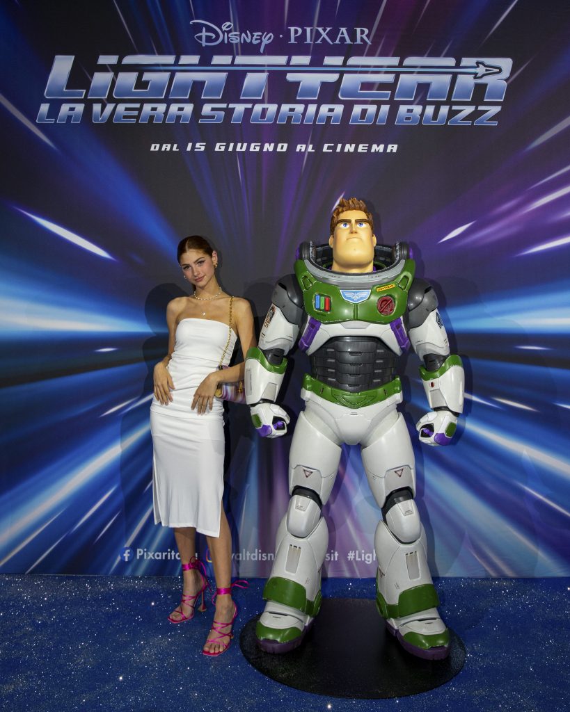 Lightyear. La Vera Storia Di Buzz - Libro Con Adesivi E Attivit&agrave; Da Colorare, Edizione A Colori