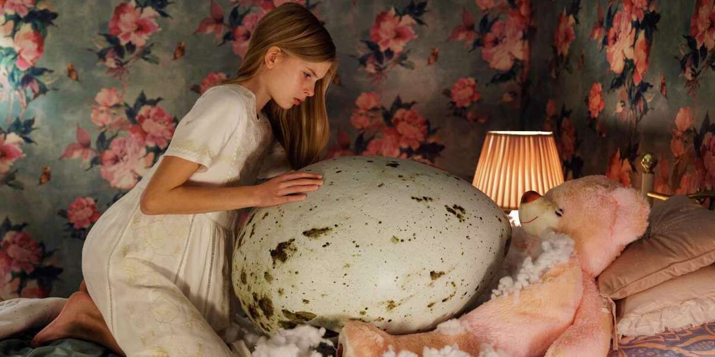 Hatching-Review-il-film-desordio-di-Bergholm-e-un-horror