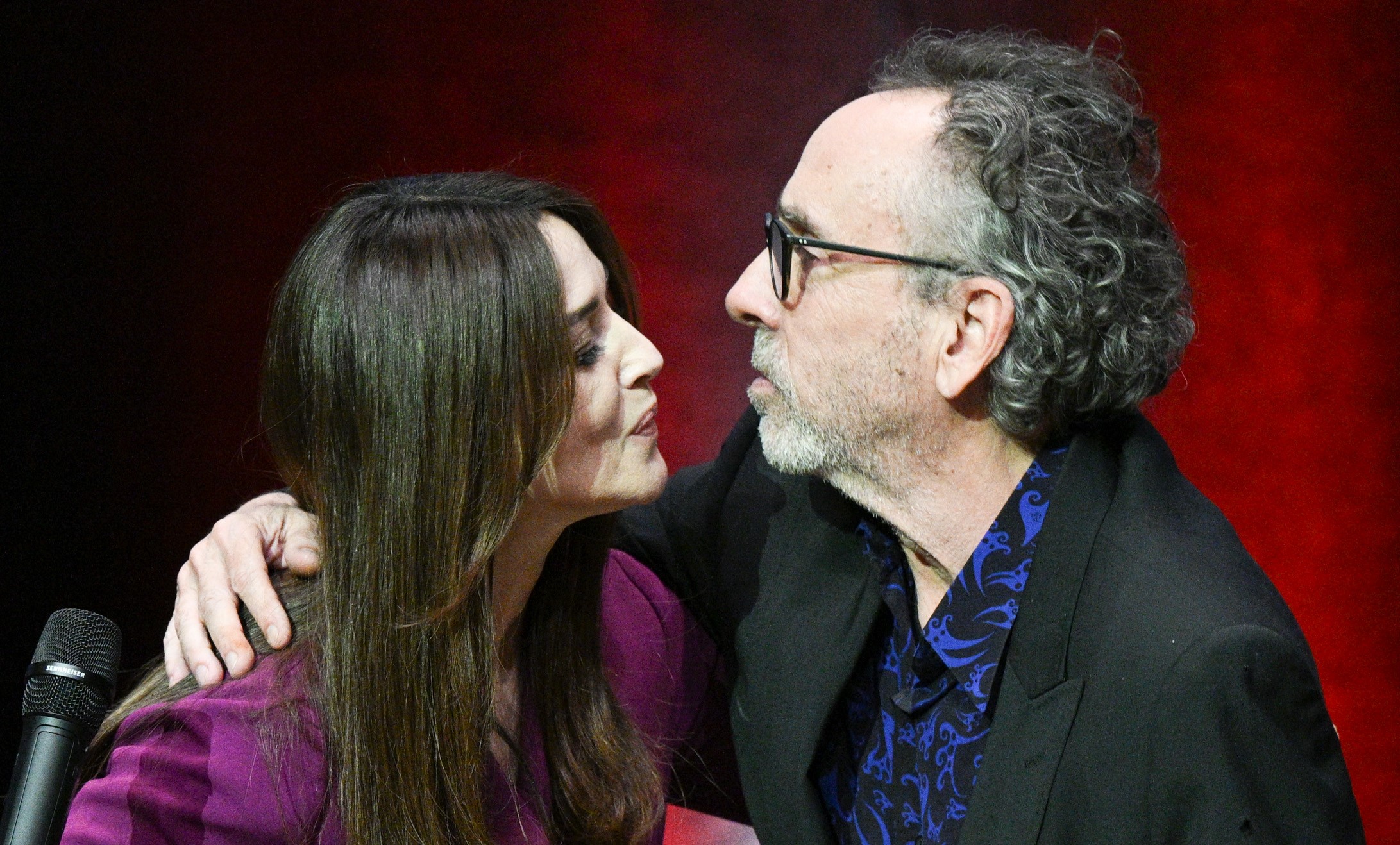 Monica Bellucci e Tim Burton stanno insieme? L'ultimo scatto a Parigi non  lascia dubbi [FOTO]