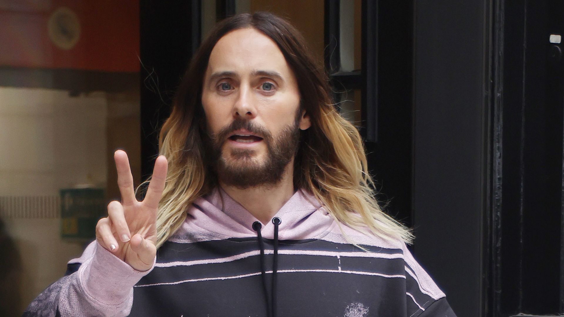 Jared Leto Virali Le Immagini Dellattore Che Scala Il Muro Di Un