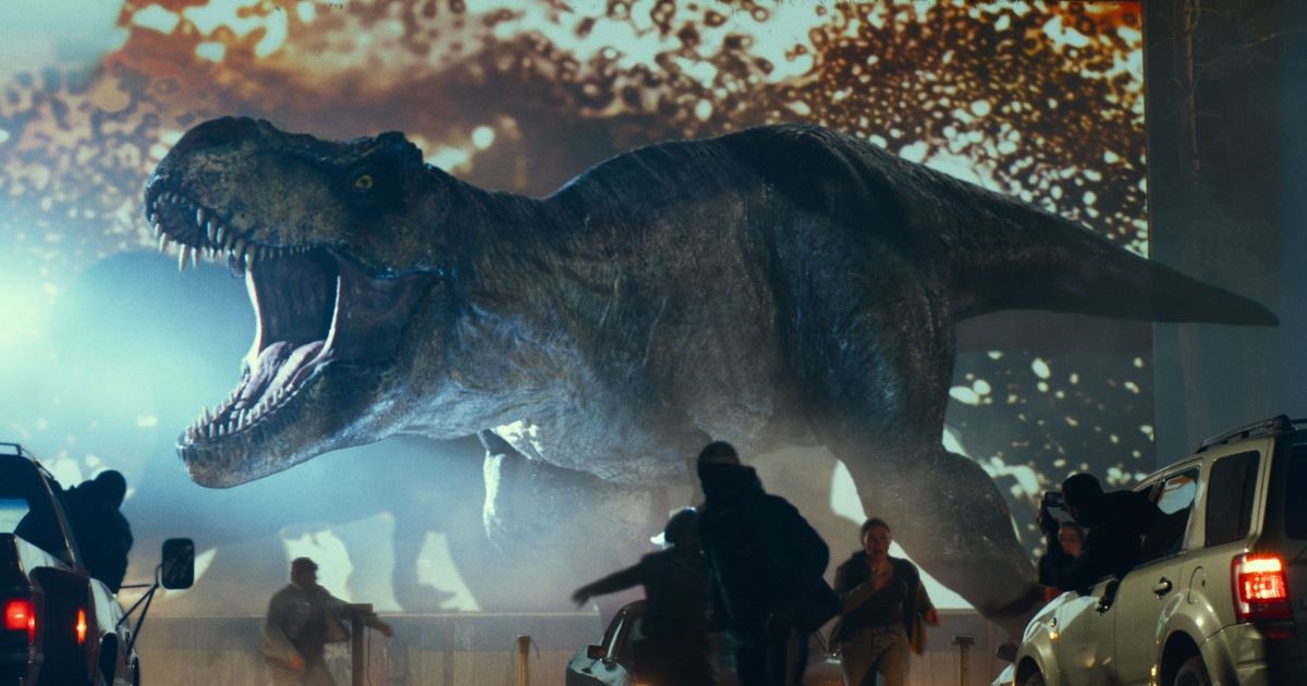 Il Tyrannosaurus rex irrompe in un drive-in in una scena di Jurassic World: Il dominio