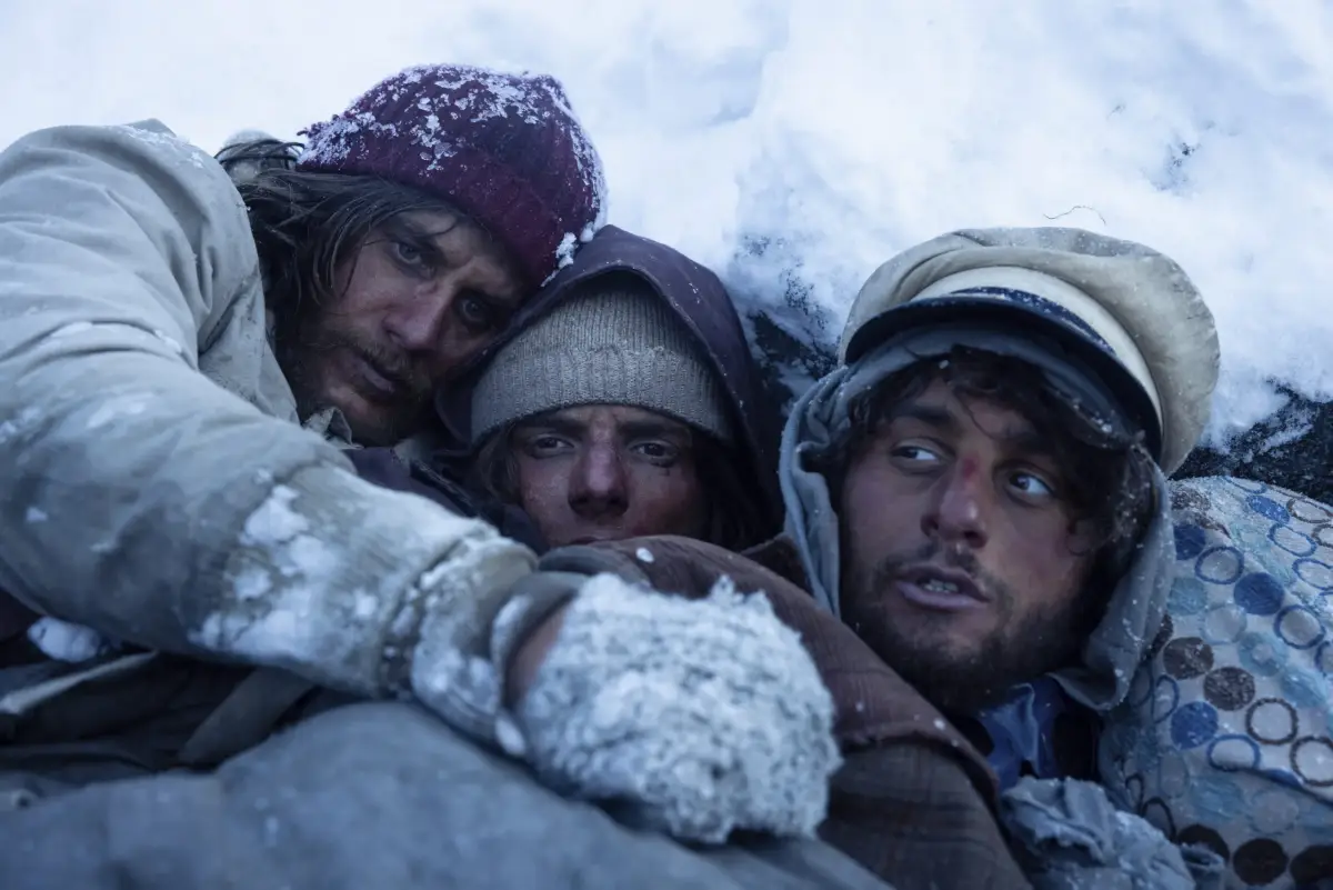 La società della neve, il film di J.A. Bayona svetta al primo posto tra i  film più visti su Netflix: ecco perché vederlo