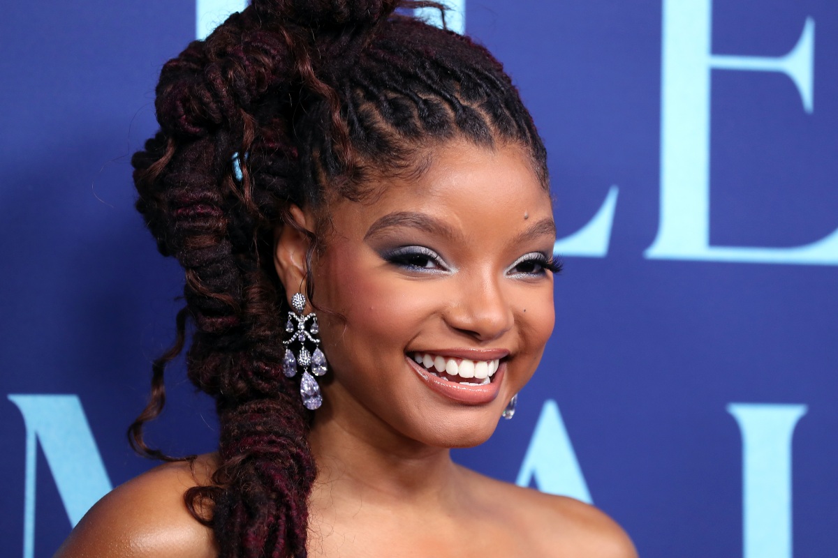 Halle Bailey, la star de La sirenetta pubblica le foto prima e dopo il  parto: le reazioni