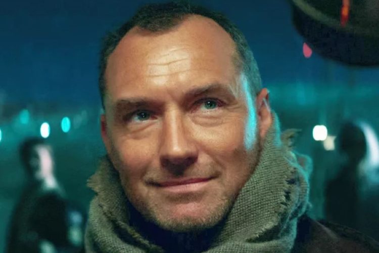 Jude Law in un'immagine ufficiale di Star Wars: Skeleton Crew