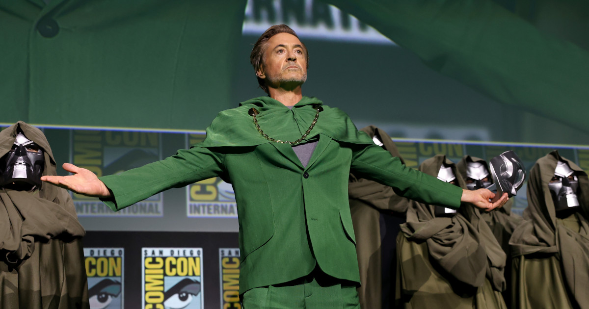 Robert Downey Jr. come Dottor Destino al panel Marvel del San Diego Comic-Con -avengers