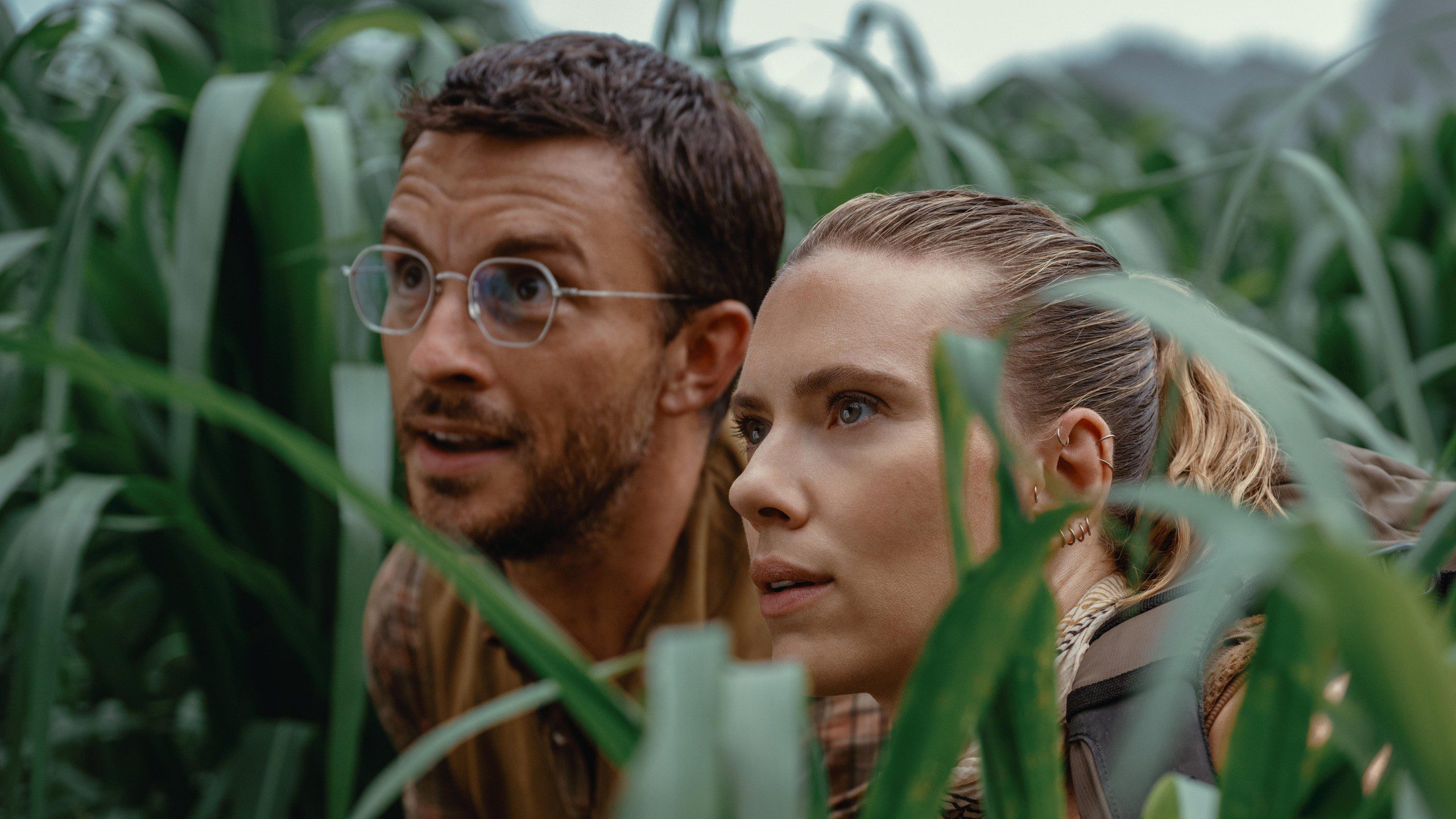 Scarlett Johansson e Jonathan Bailey in un frame di Jurassic World Rebirth