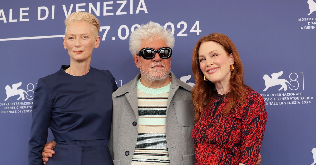 Pedro Almodovar con Julianne Moore e Tilda Swinton a Venezia 81