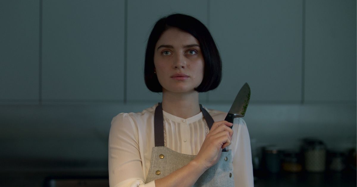 Eve Hewson in una scena della serie Netflix Dietro i suoi occhi