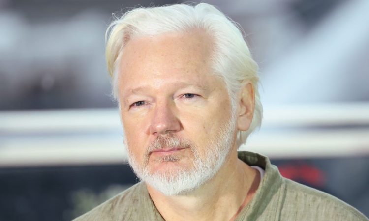 primo piano di Julian Assange a Cannes