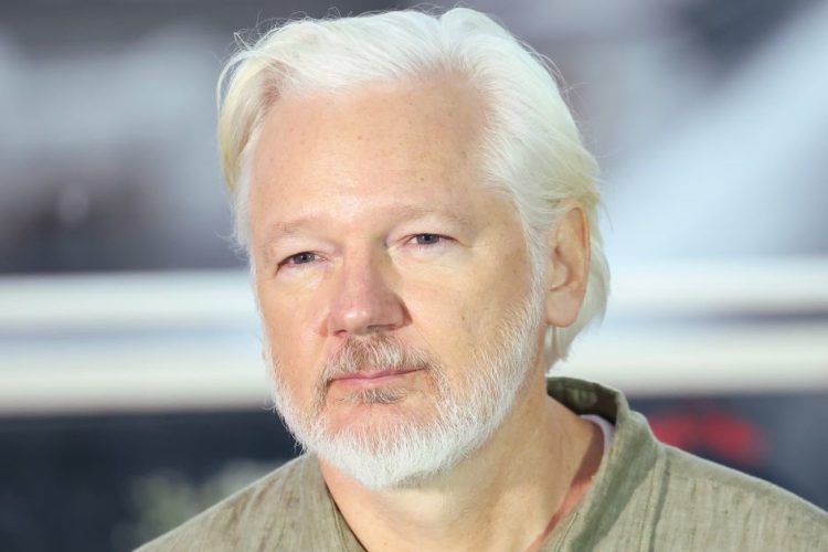 primo piano di Julian Assange a Cannes