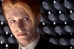 un frame del film con David Bowie L'uomo che cadde sulla Terra