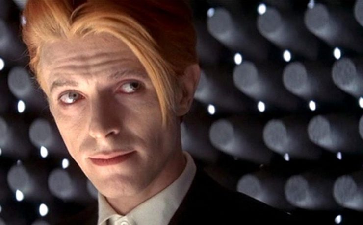un frame del film con David Bowie L'uomo che cadde sulla Terra