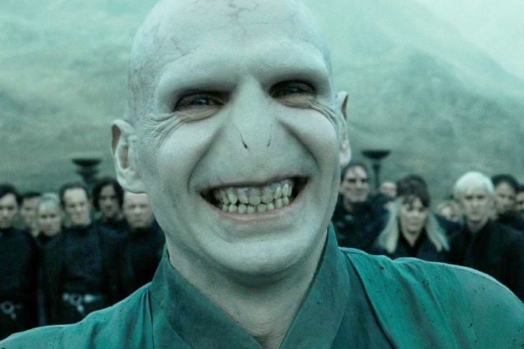 un primo piano di Voldermort in Harry Potter