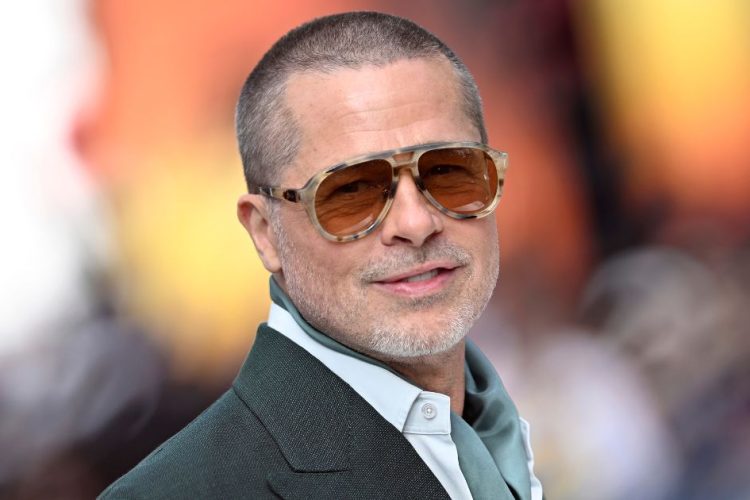 Primo piano di Brad Pitt sul carpet di F1