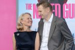Pamela Anderson e Liam Neeson, protagonisti di Una pallottola spuntata