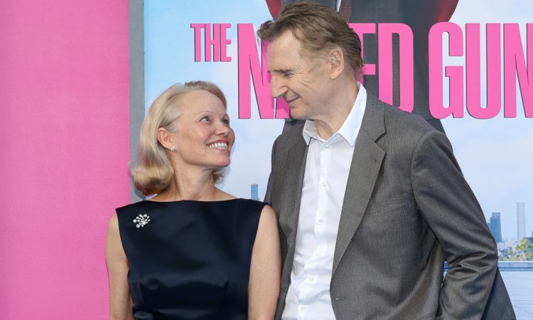 Pamela Anderson e Liam Neeson, protagonisti di Una pallottola spuntata