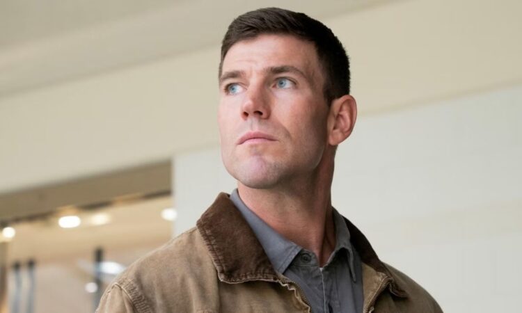 ncis-origins-domanda-gibbs primo piano del giovane Gibbs in NCIS: Origins