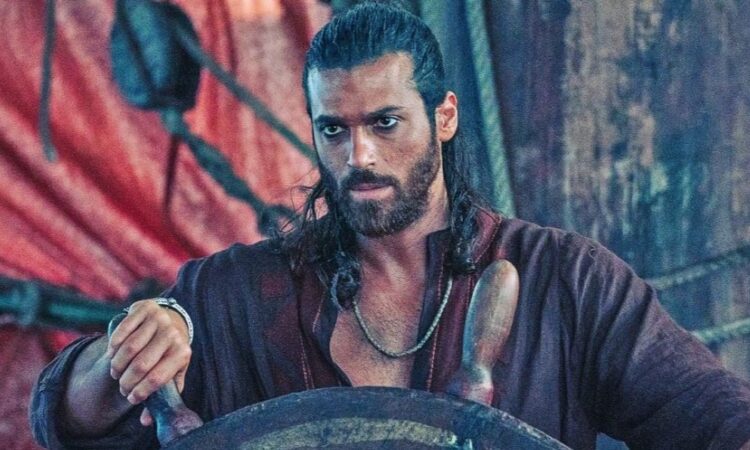 Sandokan_Can-Yaman.jpeg primo piano di Can Yaman nei panni di Sandokan